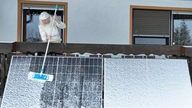 module-schnee-balkon-frau-besen